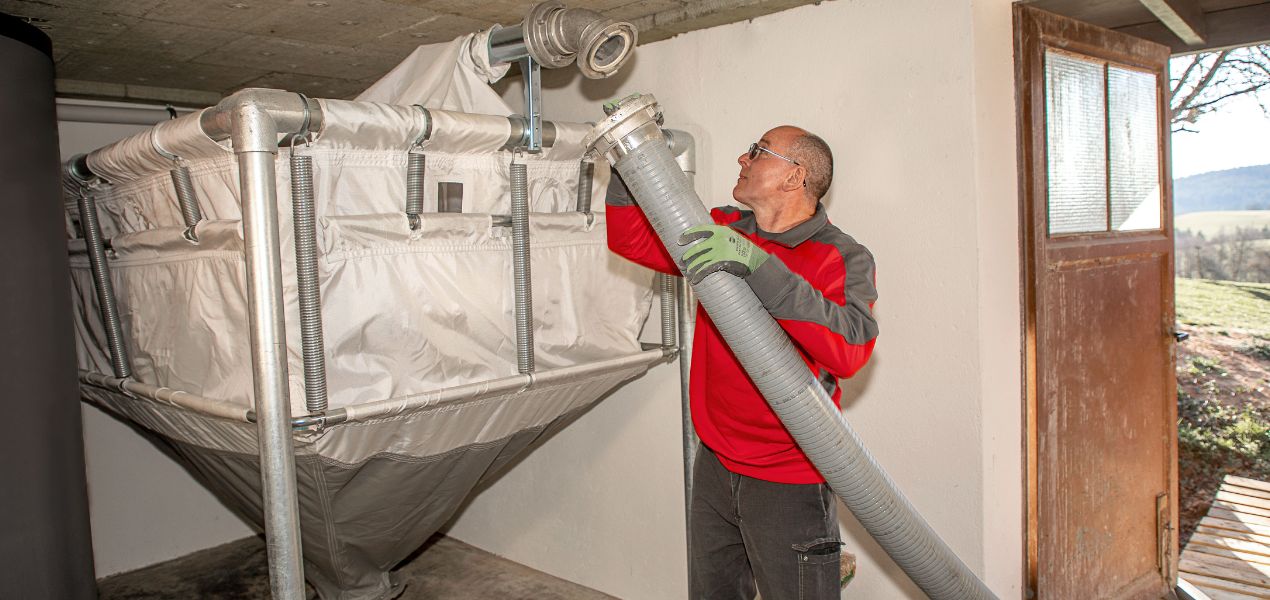 Mann befüllt Pelletlager