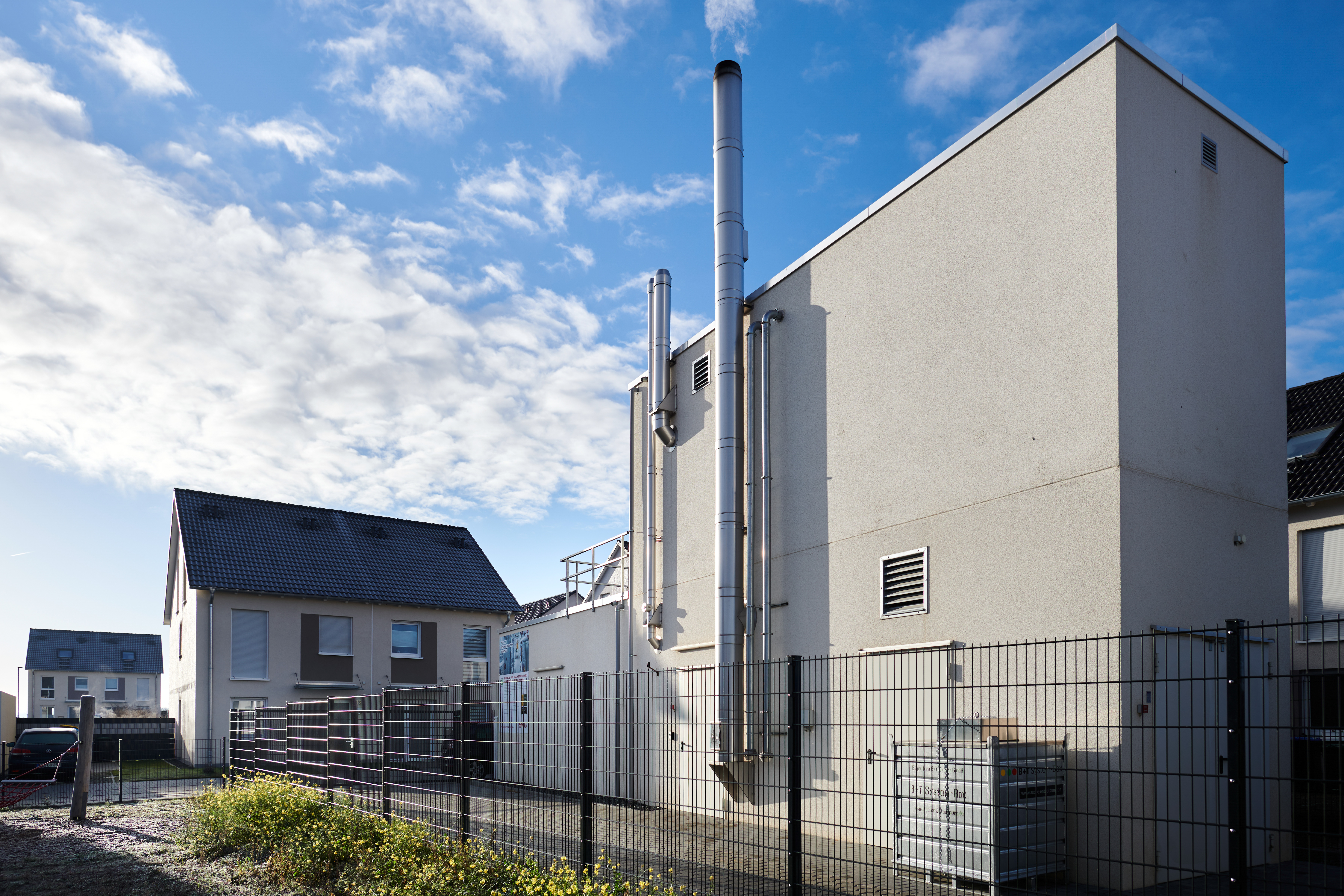 Industriegebäude vor blauem Himmel