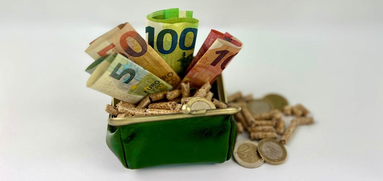 Portemonnaie mit Pellets und Geld