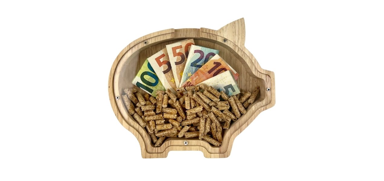 Pellets im Sparschwein mit Geldscheinen