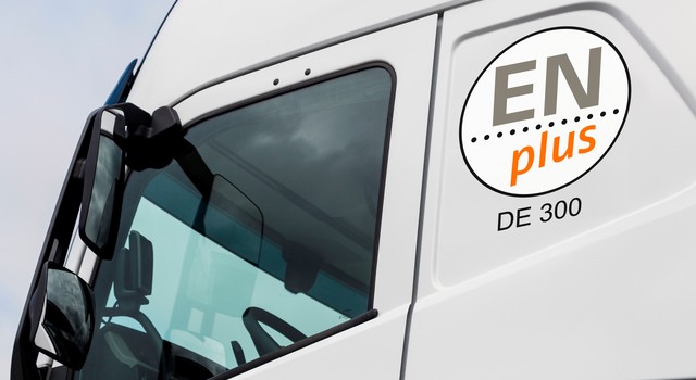 Das ENplus-Logo auf dem LKW signalisiert den Kunden die zertifizierte Pelletqualität.