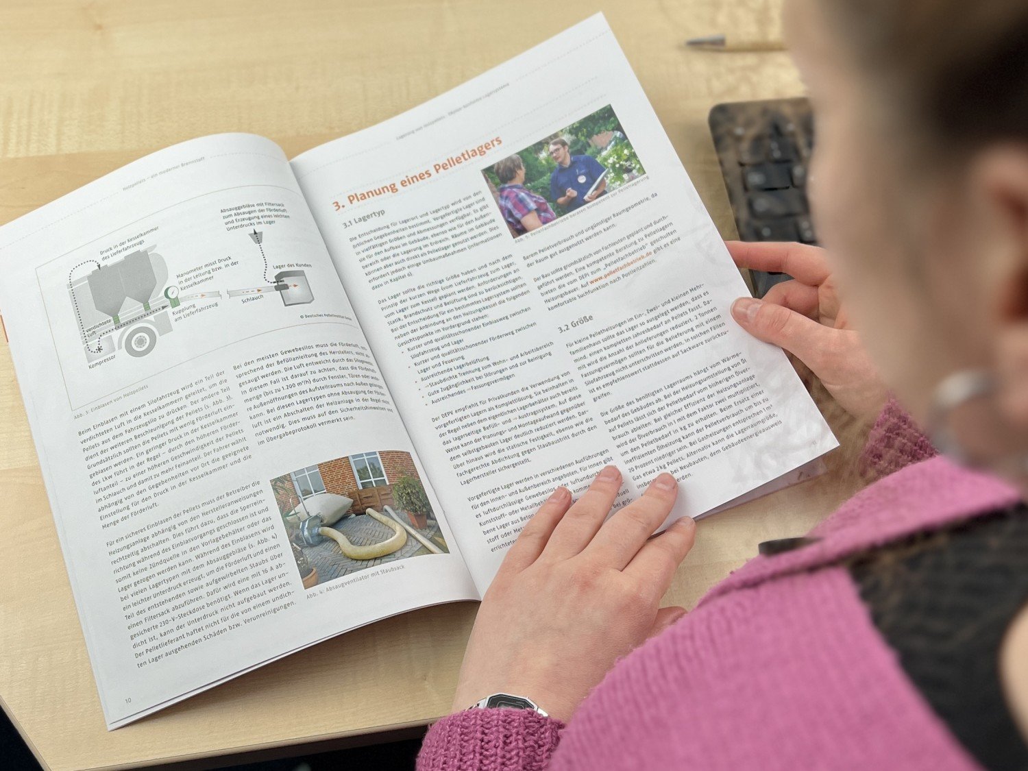 Frau liest Broschüre