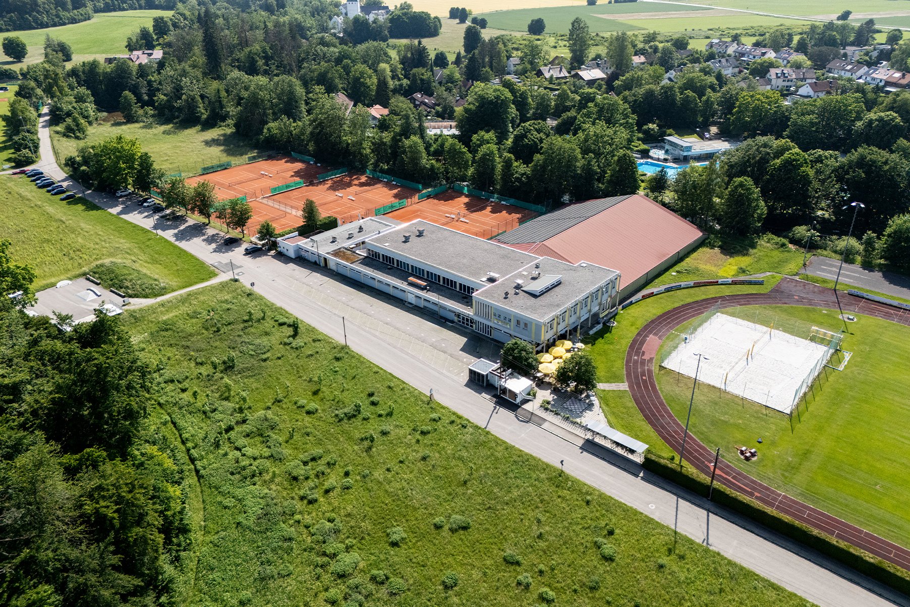 Das Bild zeigt eine Luftansicht eines Sportclubs
