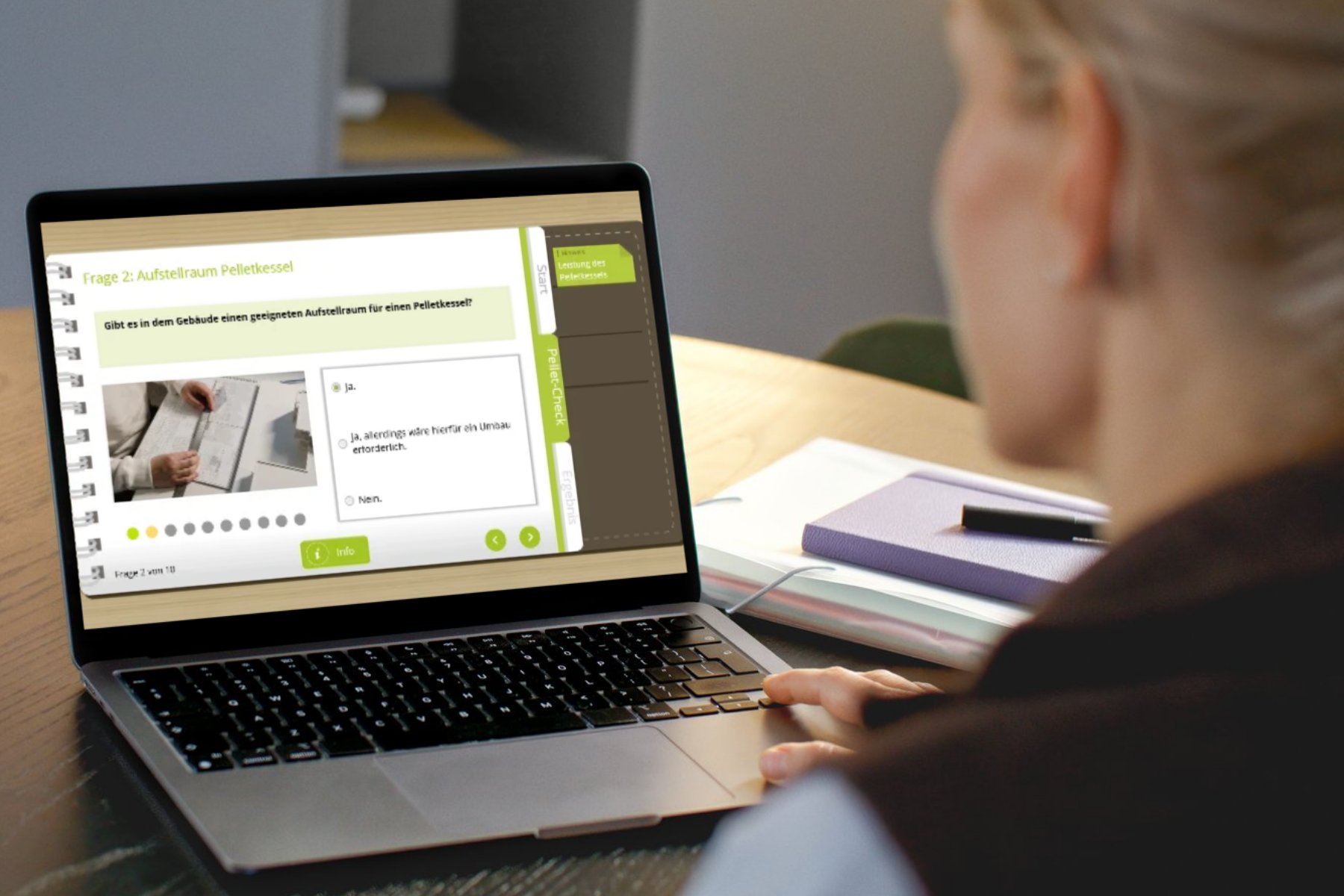 DIe Rückenansicht einer Frau, die auf einem geöffneten Laptop den Pellet-Check des DEPI anschaut.