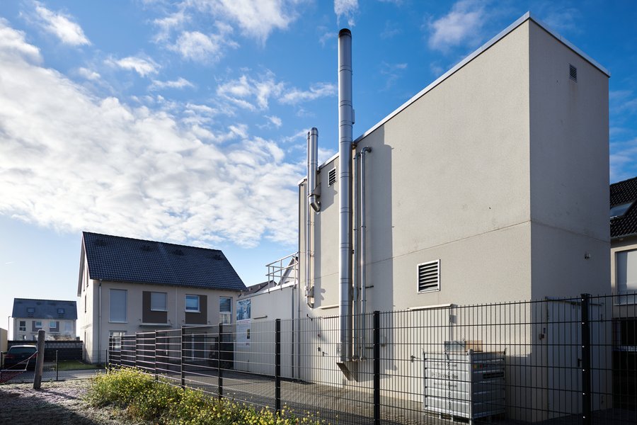Industriegebäude vor blauem Himmel