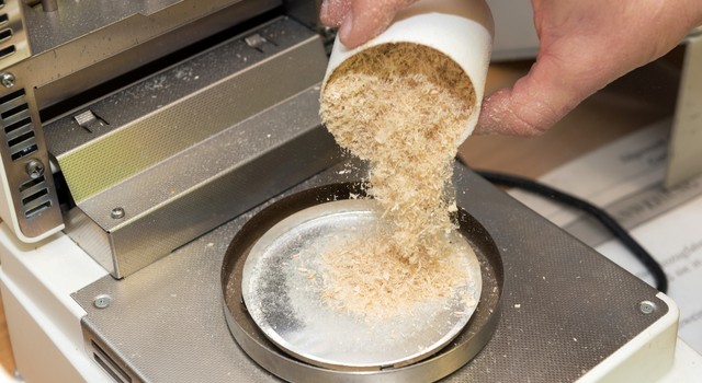 Sägespäne werden im Labor gewogen, das ist wichtig für die Proudktion ENplus-zertifizierter Pellets.