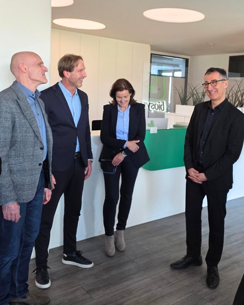 Cem Özdemir (rechts) im Gespräch mit Helmut Schellinger (links).