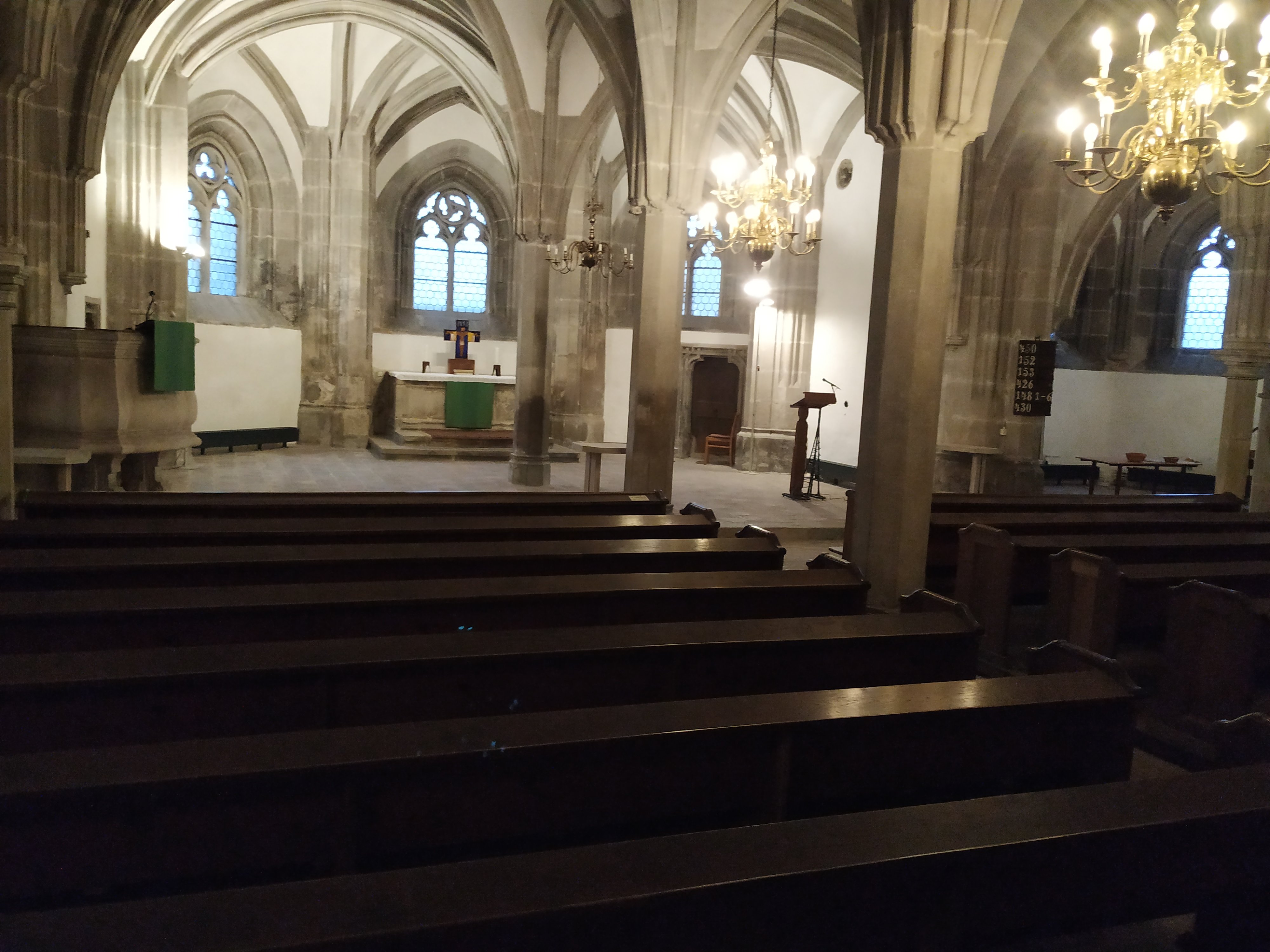 Das Bild zeigt das Innere einer Kirche mit Blick auf den Altar