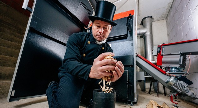 https://media.depi.de/filer_public_thumbnails/filer_public/3f/91/3f91e859-8f54-4bf2-8d94-b1107f1d25a0/der-schornsteinfeger-kontrolliert-die-qualitat-der-enplus-hackschnitzel.jpg__640x350_q90_crop-smart_subsampling-2.jpg