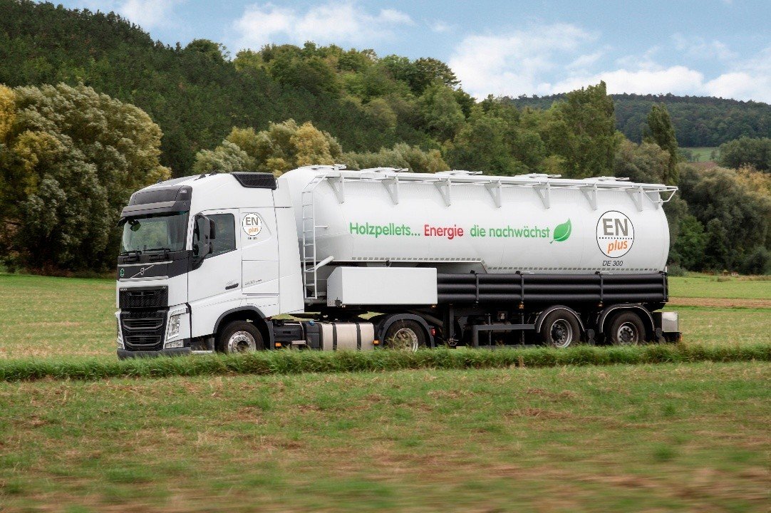 Ein weißer lkw auf einer Landstraße