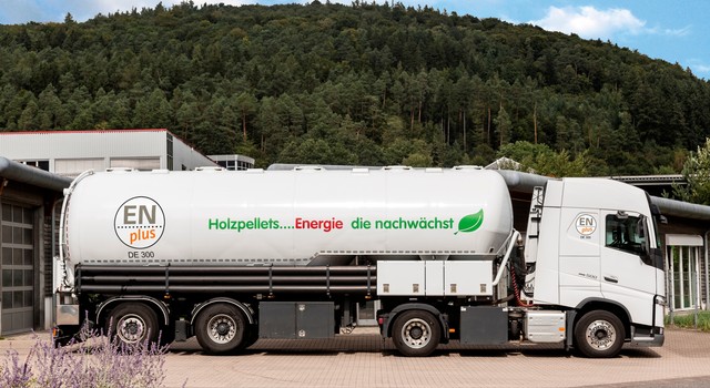 ENplus-zertifizierte Pellethändler sorgen für die fachkundige Anlieferung von Holzpellets.