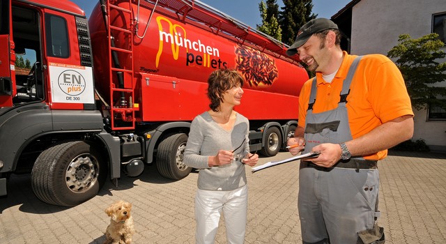 Fachkundige Beratung und das Ausfüllen eines detaillierten Lieferprotokolls gehört bei der Anlieferung von ENplus-Pellets dazu.