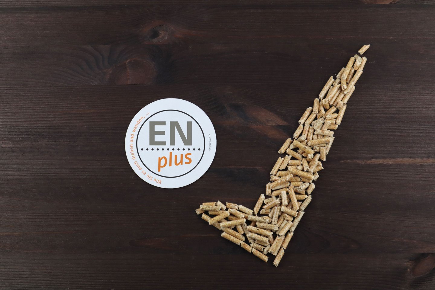 Holzpellets als Häkchen und links davon ein ENplus Logo