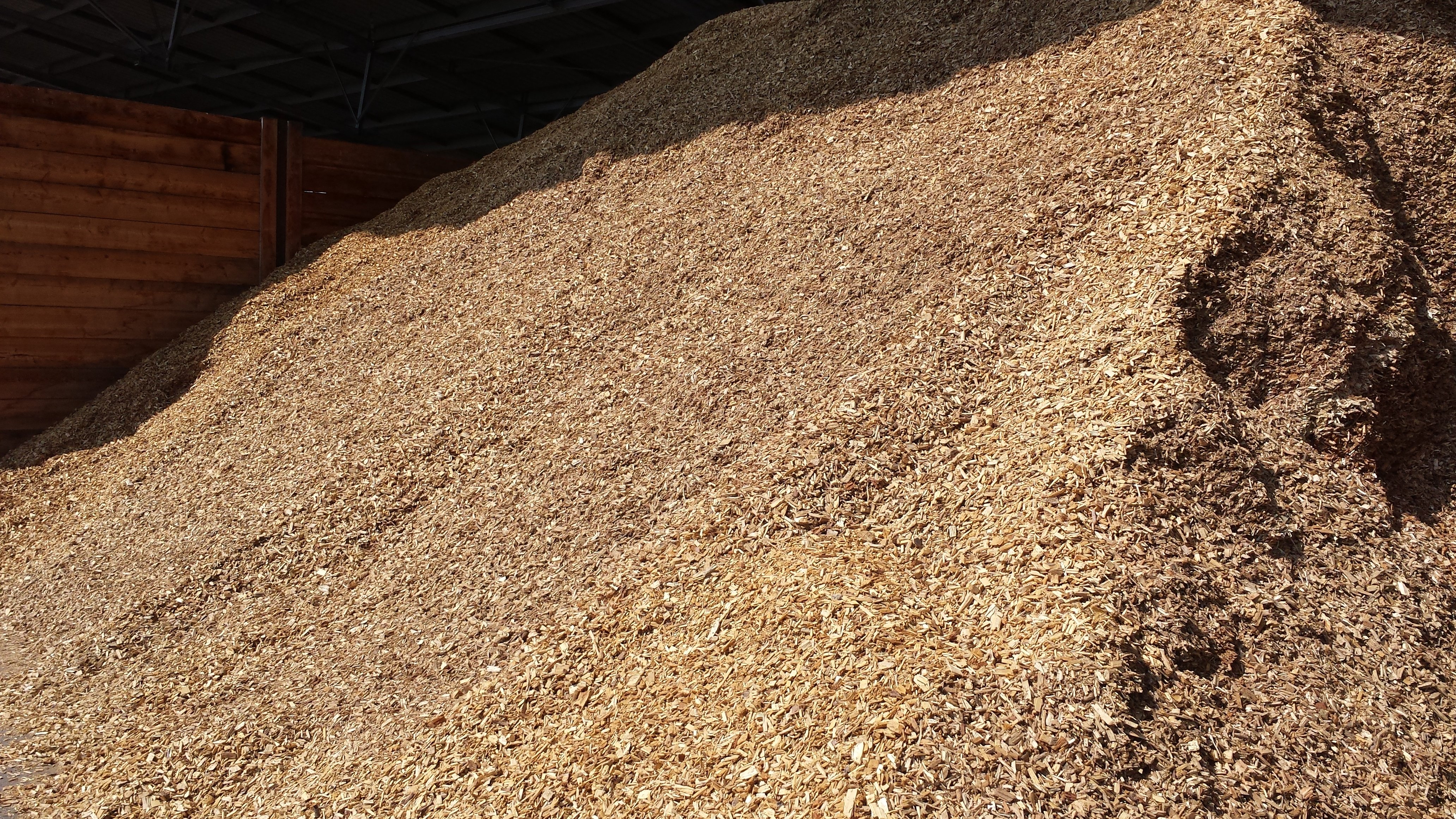 Hackschnitzelhaufen in einem Lager.