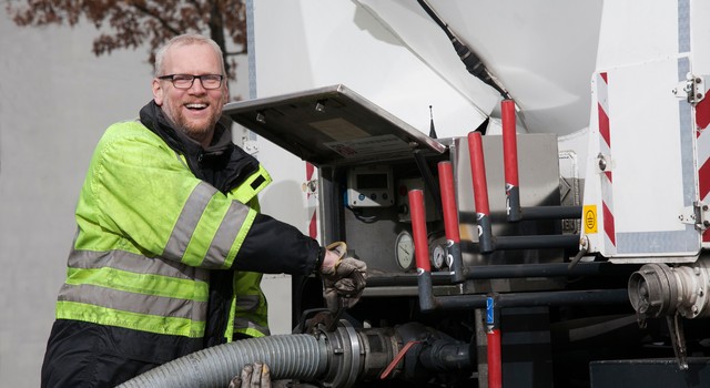 Der Schlauch muss richtig am LKW befestigt werden, um Pellets ins Lager einzublasen.