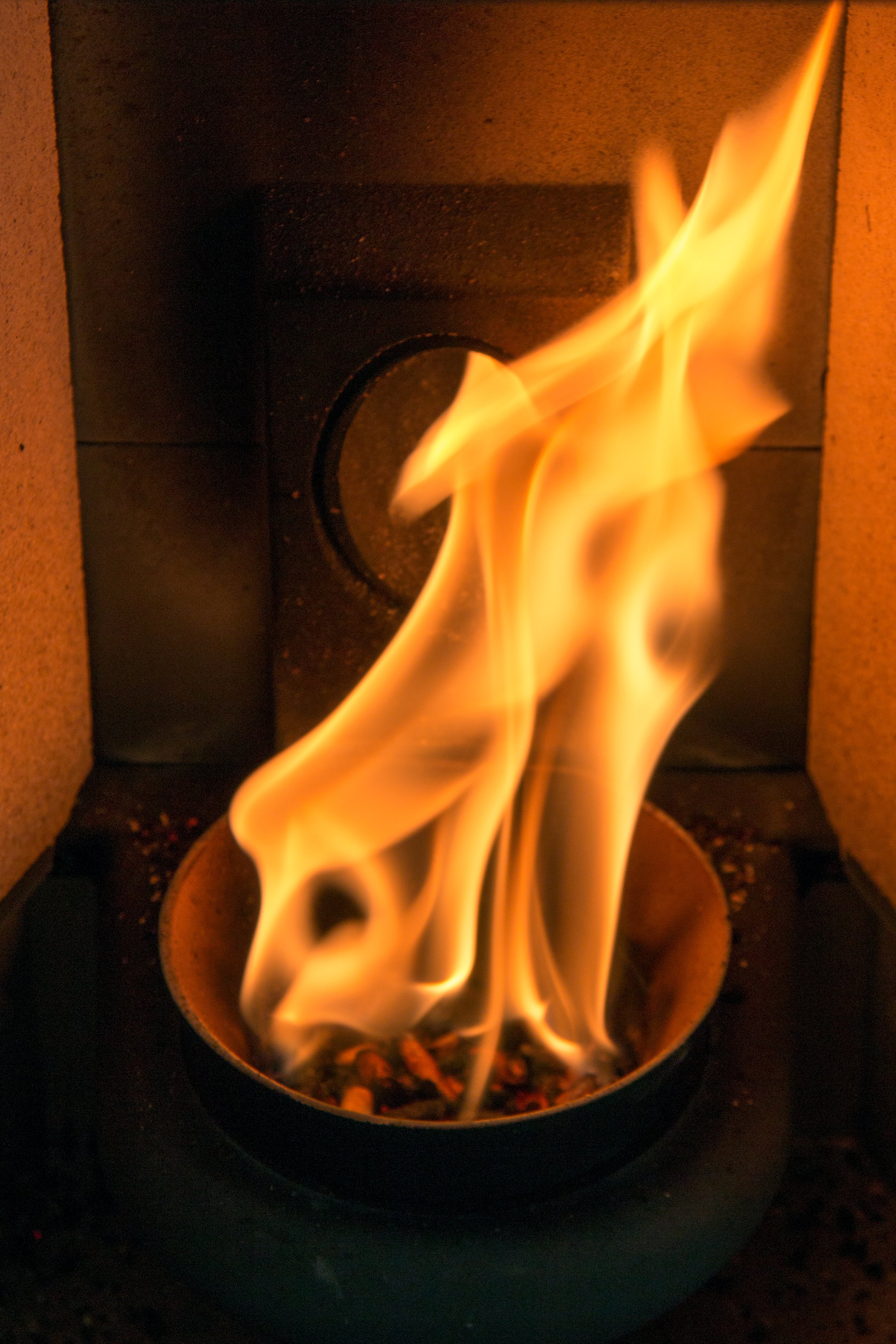 Eine große Flamme die in einem Pelletkaminofen brennt.