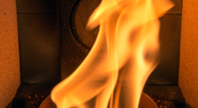 https://media.depi.de/filer_public_thumbnails/filer_public/b4/c6/b4c63fe0-41ce-4e2f-8222-5a2893ccb8e2/depi_flamme_pelletkaminofen.jpg__640x350_q90_crop-smart_subject_location-1155%2C1733_subsampling-2.jpg