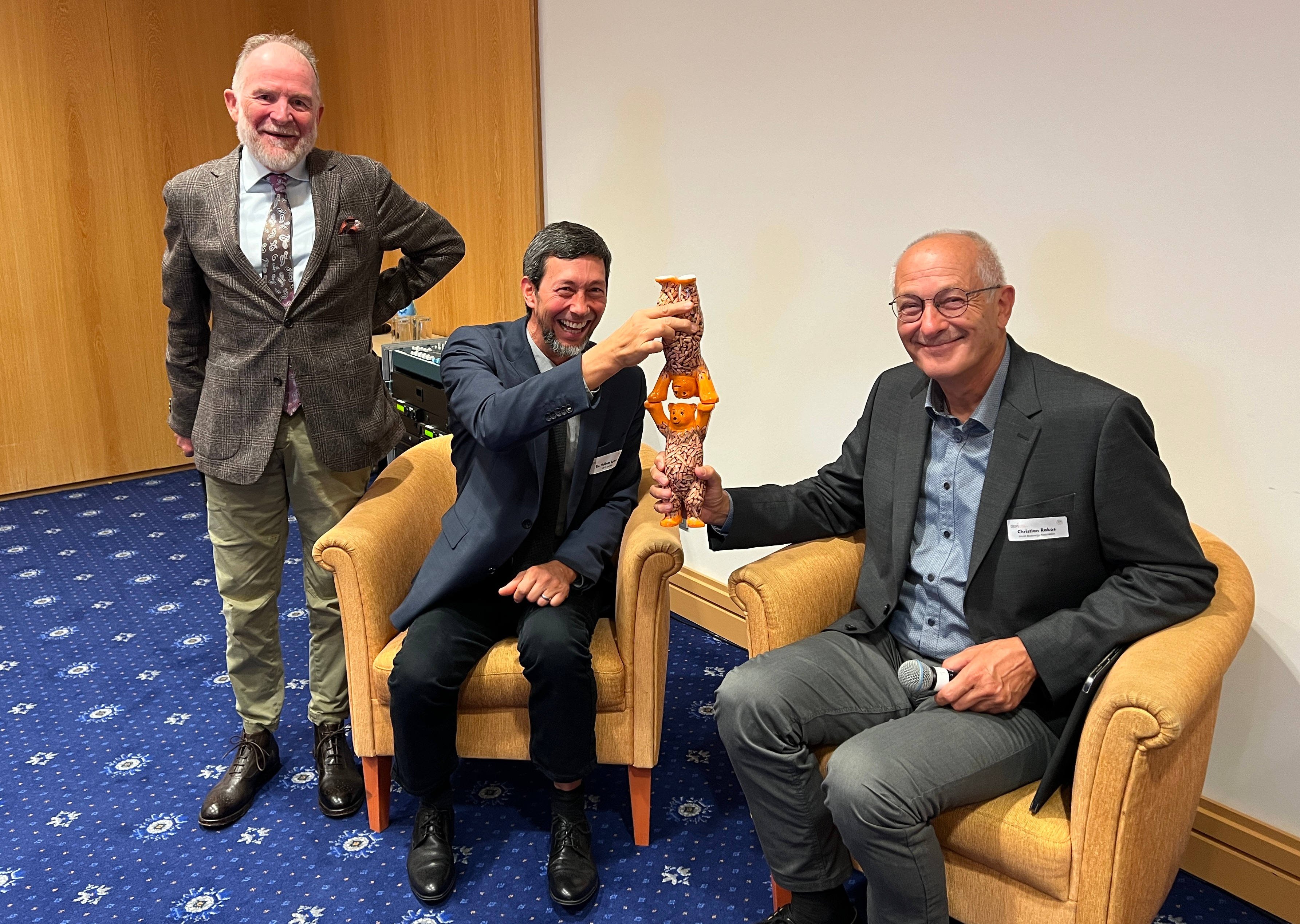 Martin Bentele, Volker, Lenz, Christian Rakos (v.l.n.r.) mit Pelletbären