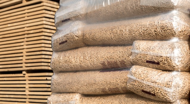 https://media.depi.de/filer_public_thumbnails/filer_public/bc/56/bc56e84a-f832-418e-89a5-0bca41bdb5ec/sackware-holzpellets.jpg__640x350_q90_crop-smart_subject_location-1890%2C1269_subsampling-2.jpg