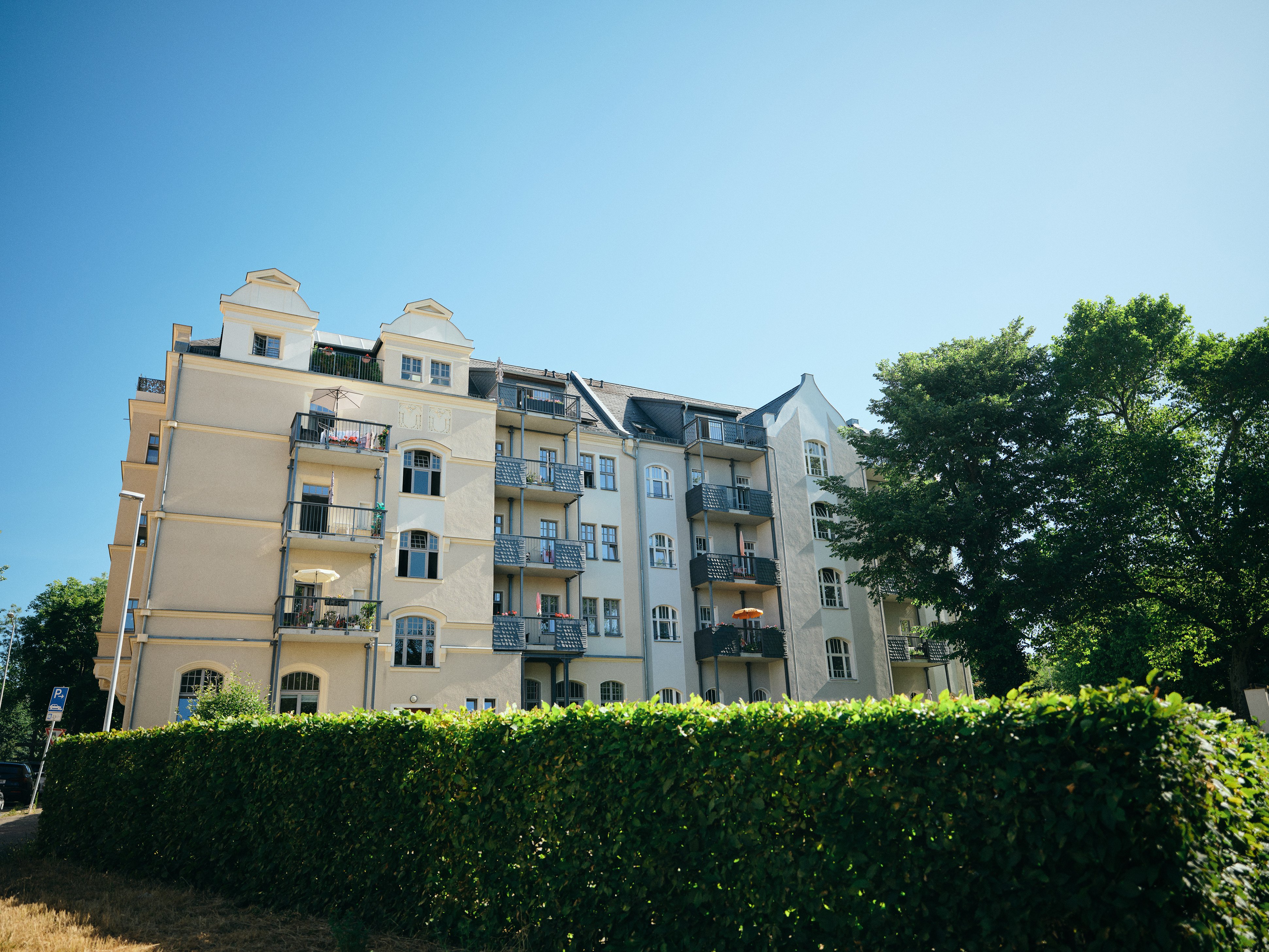Das Bild zeigt eine Altbau-Häusezeile