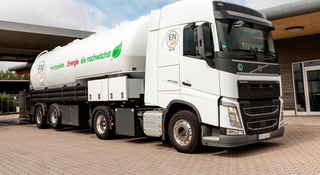 Der LKW transportiert nicht nur die Holzpellets, sondern übernimmt auch beim Einblasvorgang eine zentrale Rolle.
