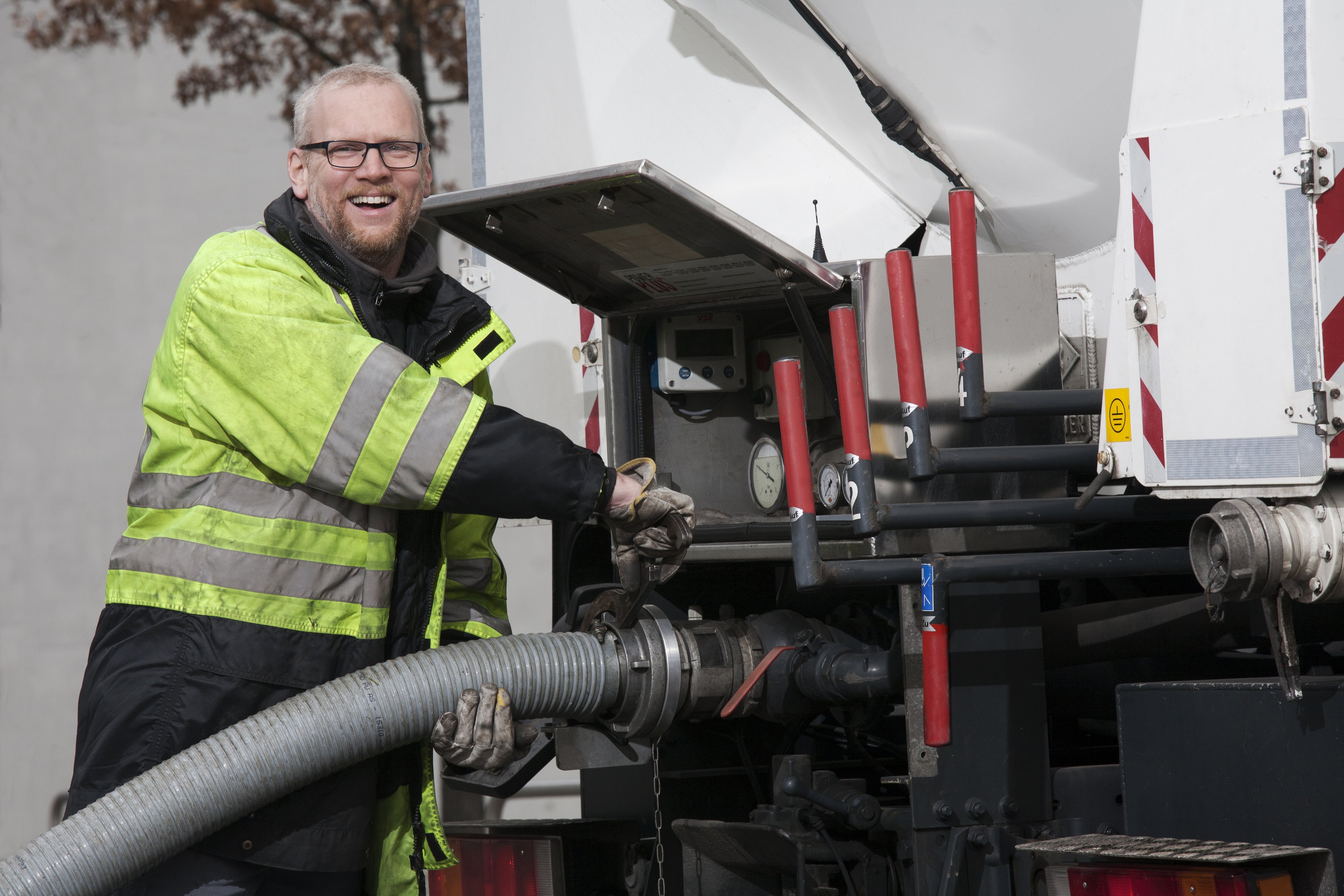Schlauch wird an einem Pellet-LKW montiert.