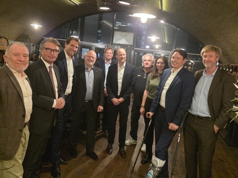 Das Bild im Querformat zeigt DEPV-Geschäftsführer Martin Bentele mit Vertretern aus Politik und Verbänden. Sie stehen nebeneinander in einem Raum mit Gewölbe und schauen in Richtung Kamera.