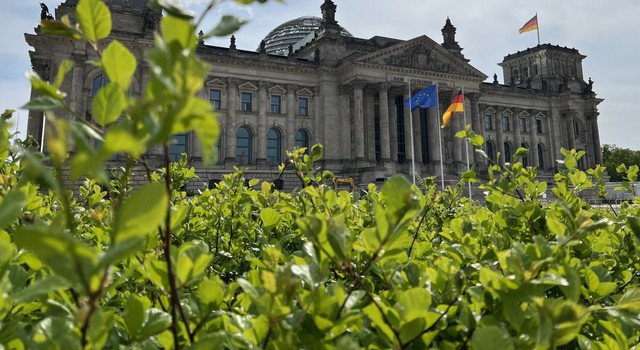 https://media.depi.de/filer_public_thumbnails/filer_public/fb/a1/fba110b9-e10b-4c9a-b25b-08e52300d940/depi_reichstag_gesamt_web.jpg__640x350_q90_crop-smart_subject_location-1995%2C1501_subsampling-2.jpg